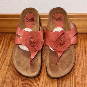 Sofft coral pink leather woman sandal size 8M (never worn)